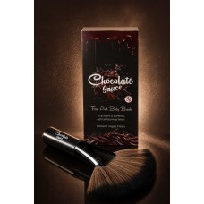 FACE AND BODY BRUSH ОТ CHOCOLATE SAUCE/ Компактная веерная кисть Chocolate Sauce для нанесения пудры