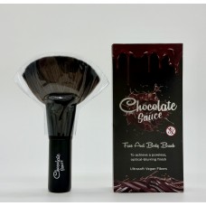 FACE AND BODY BRUSH ОТ CHOCOLATE SAUCE/ Компактная веерная кисть Chocolate Sauce для нанесения пудры